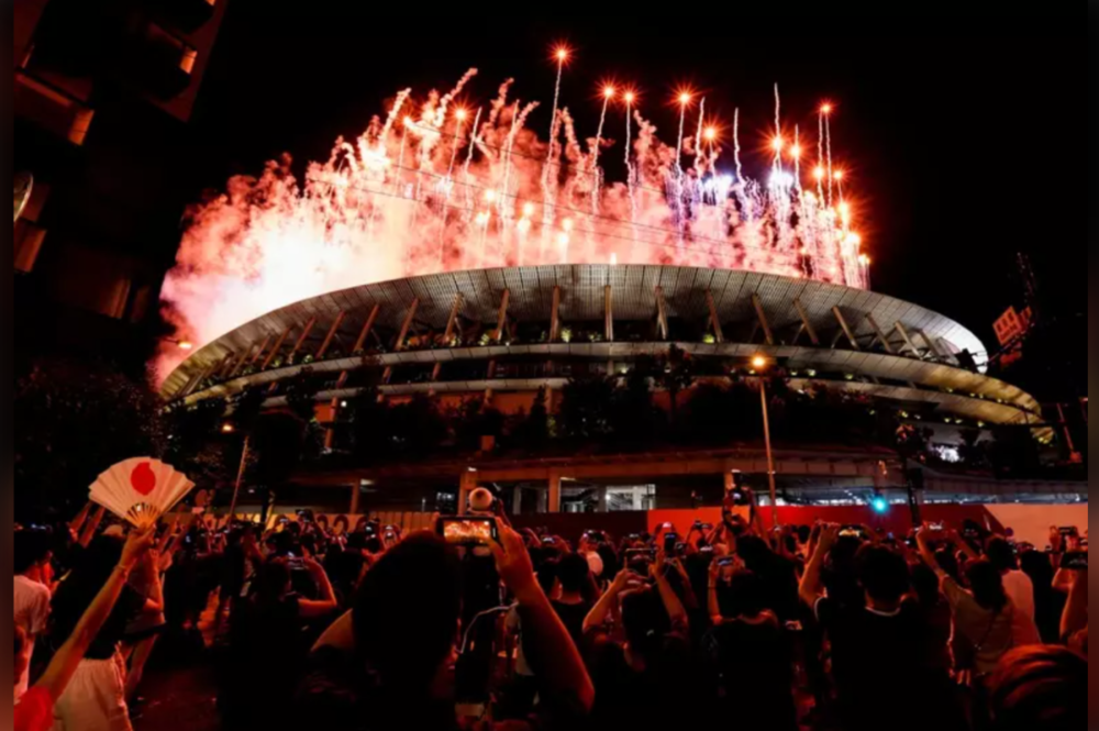 2021年7月23日晚，奥运开幕式，许多东京市民在体育场外观看烟花。图源：路透