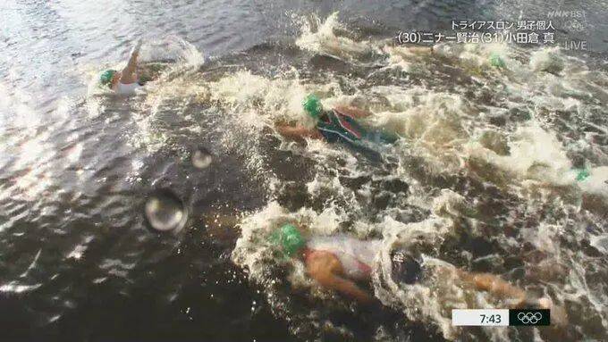从电视转播上看到的铁人三项游泳项目，水质难以说得上是清澈。（图源：NHK）