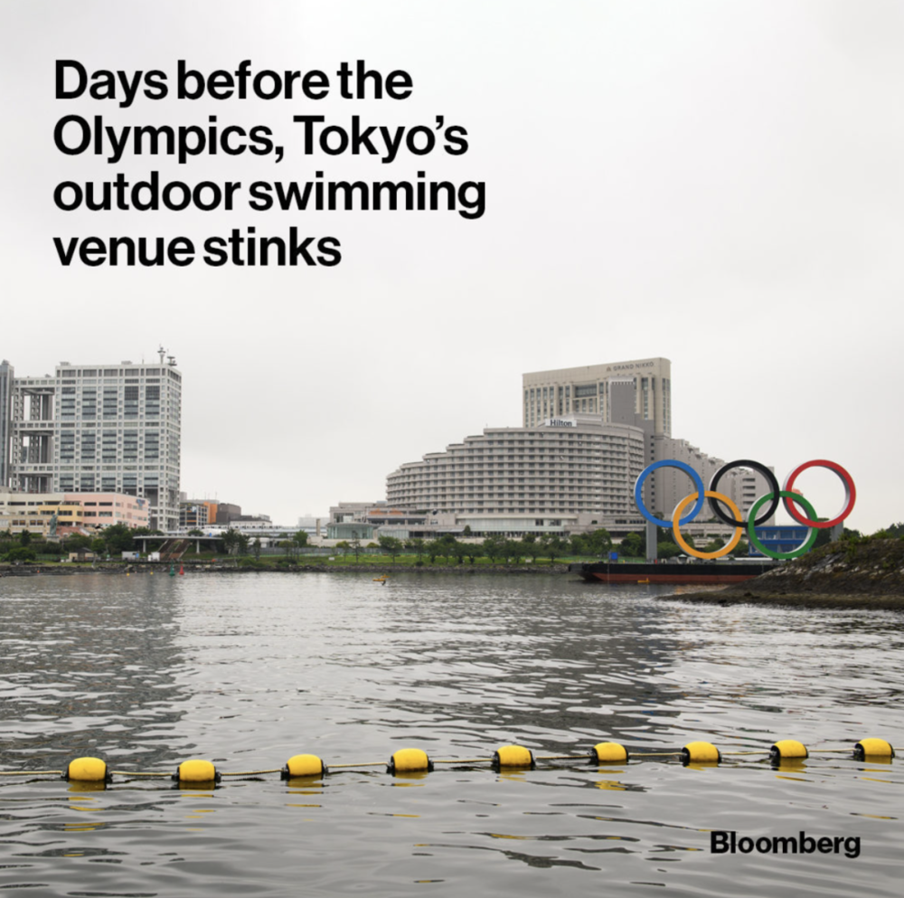 奥运开赛前数天，东京的室外游泳赛道臭气熏天。（图源：彭博社）