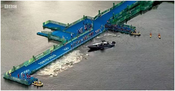 摄像船还没开走，起跑信号就响了，半数运动员被堵在浮桥上。（图源：BBC）