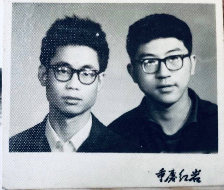  （1967年，陈宗周与一起钻研无线电技术的好友谭先铭。）