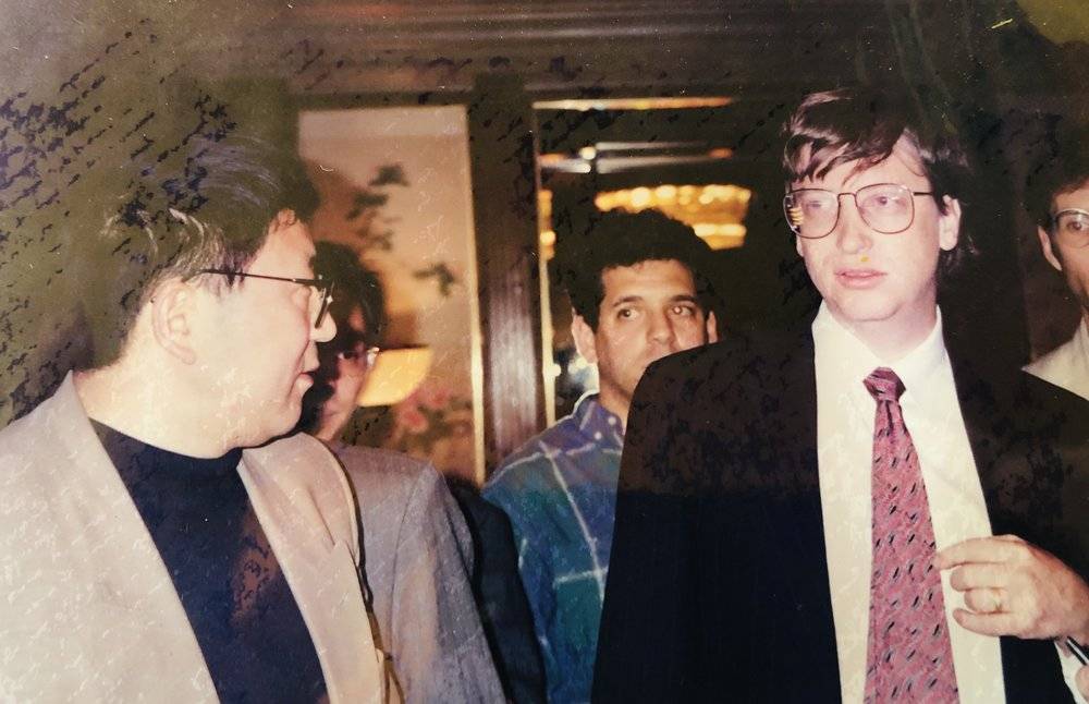 （1994年，陈宗周在北京采访比尔盖茨。）