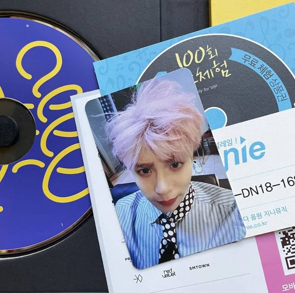 以金钟铉的个人专辑为例。拆封一张韩国偶像专辑，肯定能遇见一张印着偶像自拍的小卡。
