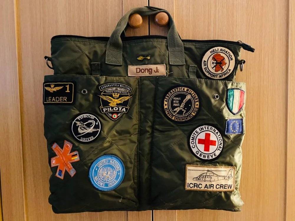■ 采访当天，栯铕拎的包，上面是跟飞行任务有关的纪念徽章<br>