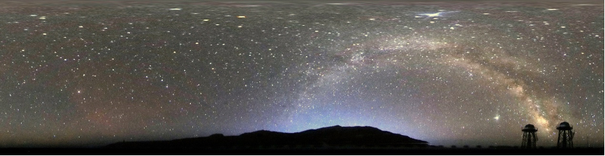 2020年4月13日全天相机监控照片的投影转换，完整的银河拱门与赛什腾主峰相互映衬。作者供图。 <br label=图片备注 class=text-img-note>