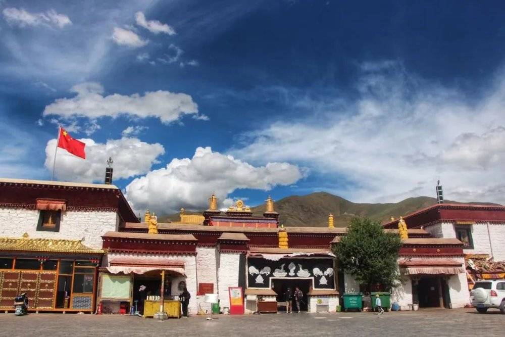 △西藏第一座佛堂——昌珠寺 / 新周刊记者摄<br>