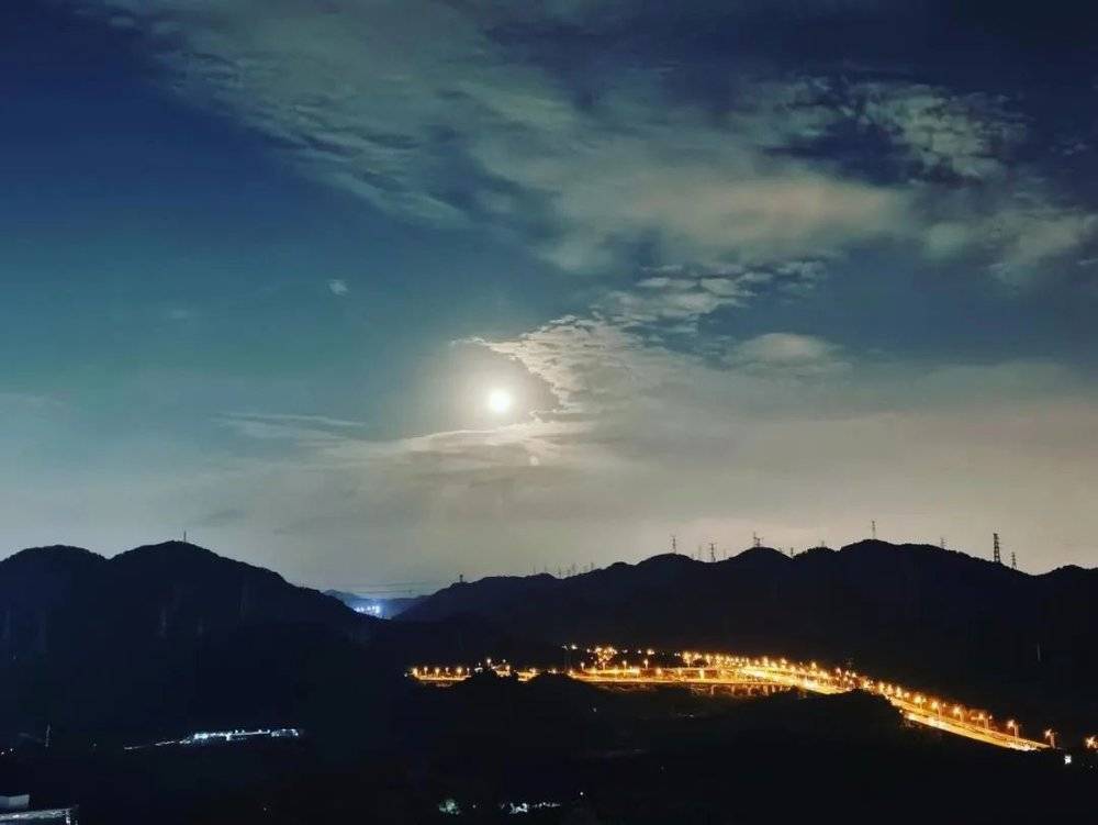 星月夜，宁静的自然，永不停歇的高速路。2020年10月徐秋石摄于深圳家中<br>