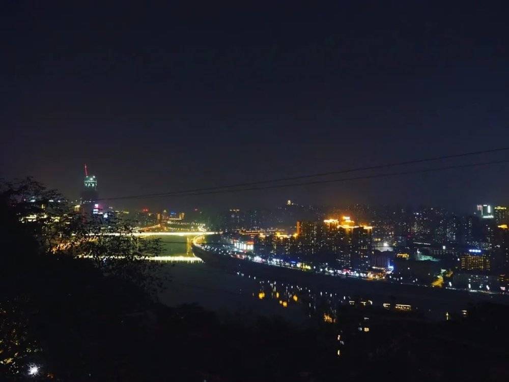 重庆的夜，灯火辉煌的背后是无限的电网及其噪音。徐秋石摄于2020年11月<br>