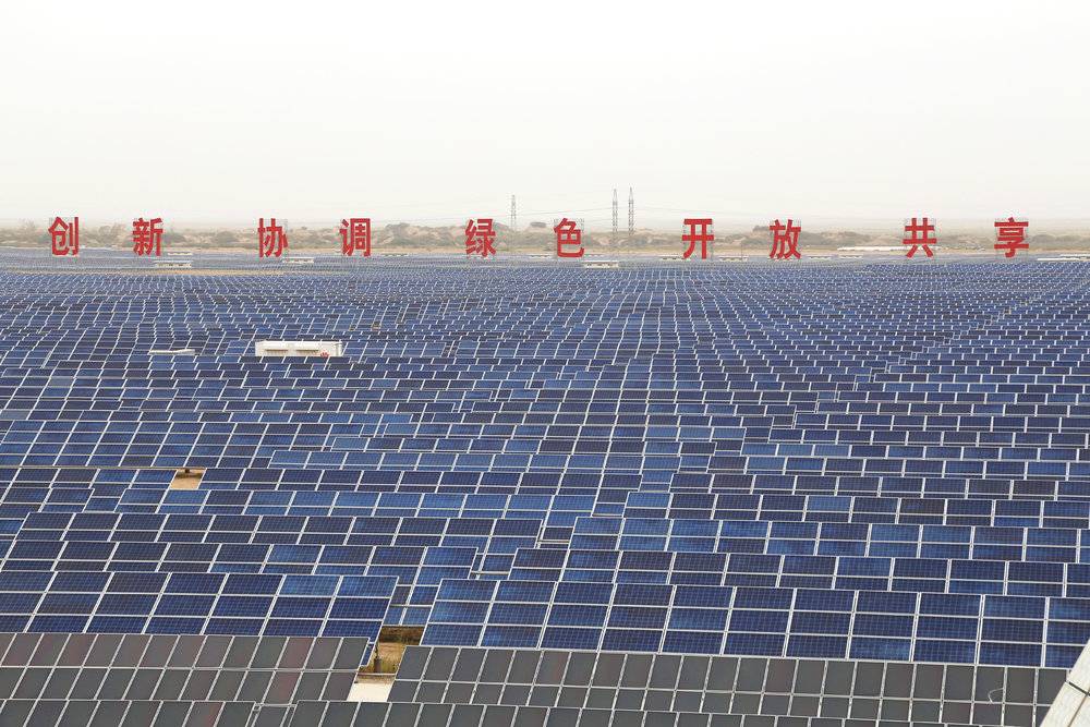 青海格尔木市太阳能光伏产业园区，图为面积二十多平方公里的太阳能板
