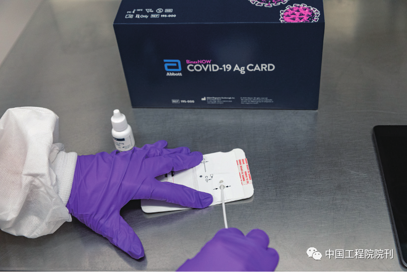 图1 一名医疗专业人员将患者的鼻咽拭子插入BinaxNOW检测卡中，以检测严重急性呼吸综合征冠状病毒2（SARS-CoV-2）的感染情况，该病毒导致全球新冠病毒大流行。这种便宜（5美元）、轻巧的设备可以在15 min内检测出人的黏液或其他体液中新冠病毒所特有的蛋白质片段（抗原）。2020年夏天，美国政府向Abbott公司订购了1.5亿张新型检测卡，此举将有助于把这种和其他抗原检测技术推向美国和国际社会遏制疫情工作的前沿。资料来源：Abbott（公共领域）