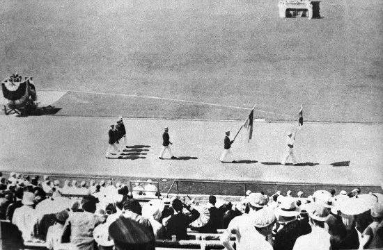 图为1932年洛杉矶奥运会中国代表团入场时的照片。在那届奥运会上，日本派出了190人的庞大代表团，仅次于东道主美国（也有想借机缓和因“九一八事变”与美国关系疏远的原因），与当时只能派出6人代表团的中国形成鲜明对比。在亚洲范围内，日本在相当长时间内一直是奥运体育方面的领先者。