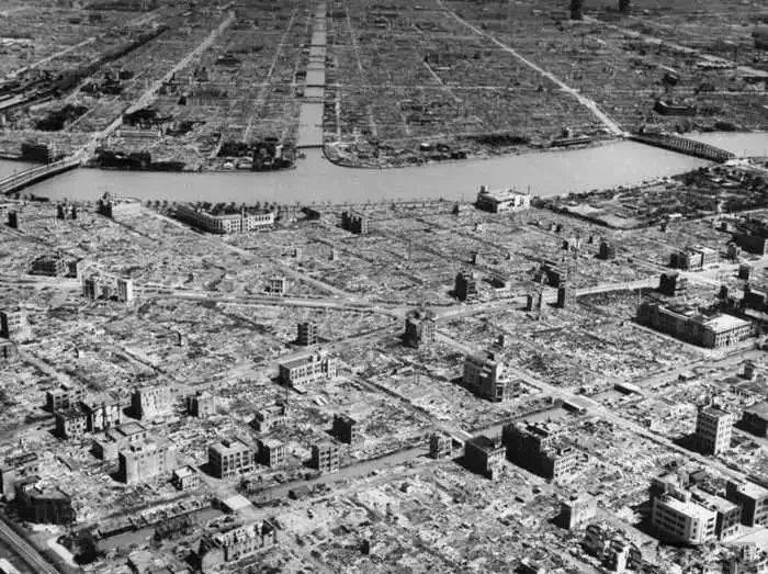 二战后的东京，只剩下了钢筋水泥建筑物，其他木质结构建筑都已被摧毁<br label=图片备注 class=text-img-note>