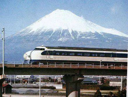 1964年10月1日，在东京奥运会开幕前夕，新干线“光号”通过富士山。新干线当年运送旅客就超过了6万人次，10年之后运力上升到每天34万人次。<br label=图片备注 class=text-img-note>