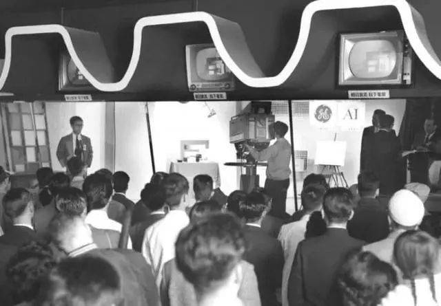 1960年4月14日，大阪国际商品展览会上，日本彩色电视厂家进行首次试播<br label=图片备注 class=text-img-note>