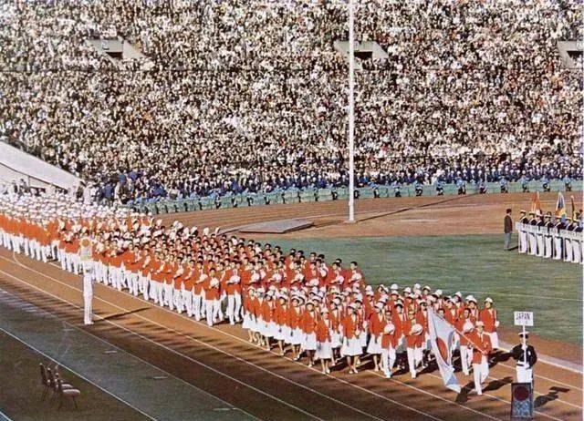1964东京奥运会开幕式，日本代表团进场<br label=图片备注 class=text-img-note>
