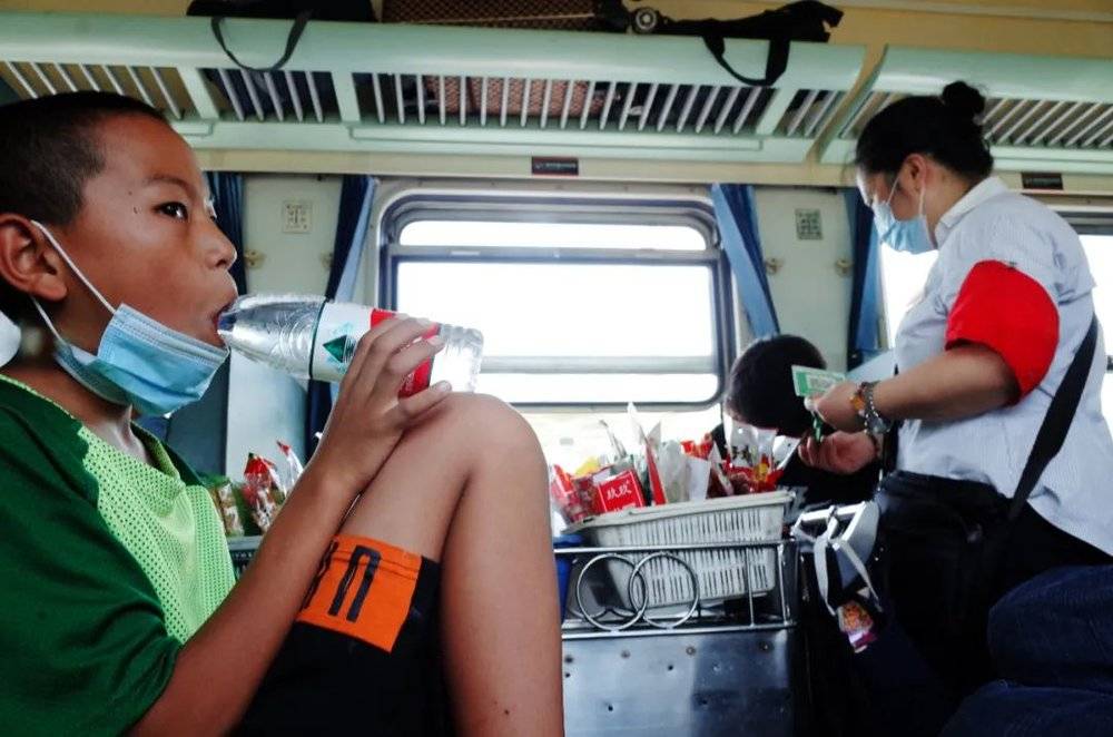 阿合拉一给孩子递了瓶水，自己睡觉去了  时代周报记者黎广 摄<br>