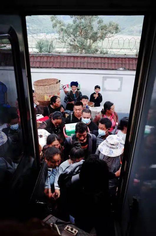 即使停靠在一个小站，还是有不少村民等着上车  时代周报记者黎广 摄<br>