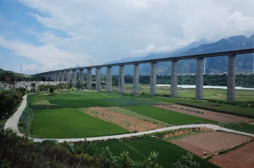 车窗外的高架铁路，是正在修建的成昆复线，计划到2023年完工  时代周报记者黎广 摄<br>