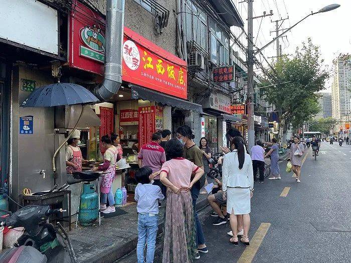 顺昌路上的江西饭店下午四点左右已经排起了长队 （图片拍摄：韦香惠）