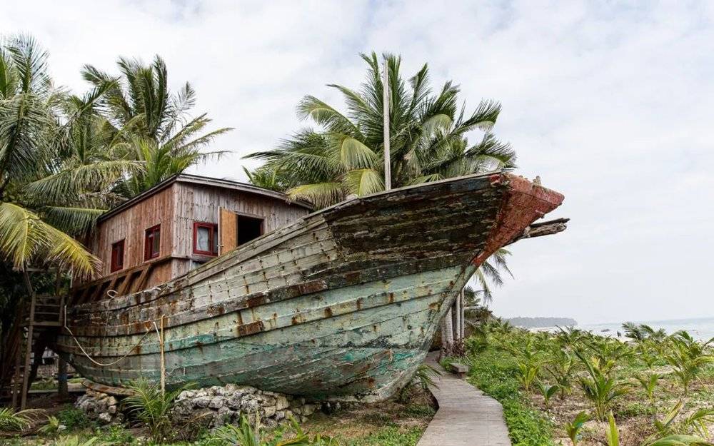 琼海潭门，一艘废弃旧渔船用于装饰渔村。近年来，海南开始大力推动休闲渔村建设。