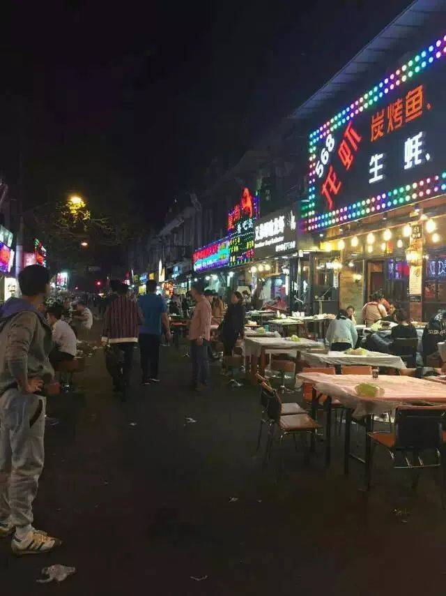 鼎盛时期，店家把桌椅放在室外/甜乐甜品 提供