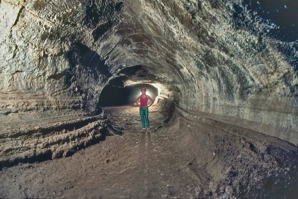 熔岩管指的是地下熔岩的天然通道，火山喷发时岩浆会从这里流出，之后则会冷却成为通道。在月球和火星都有类似的熔岩管。图片来源：Wikipedia