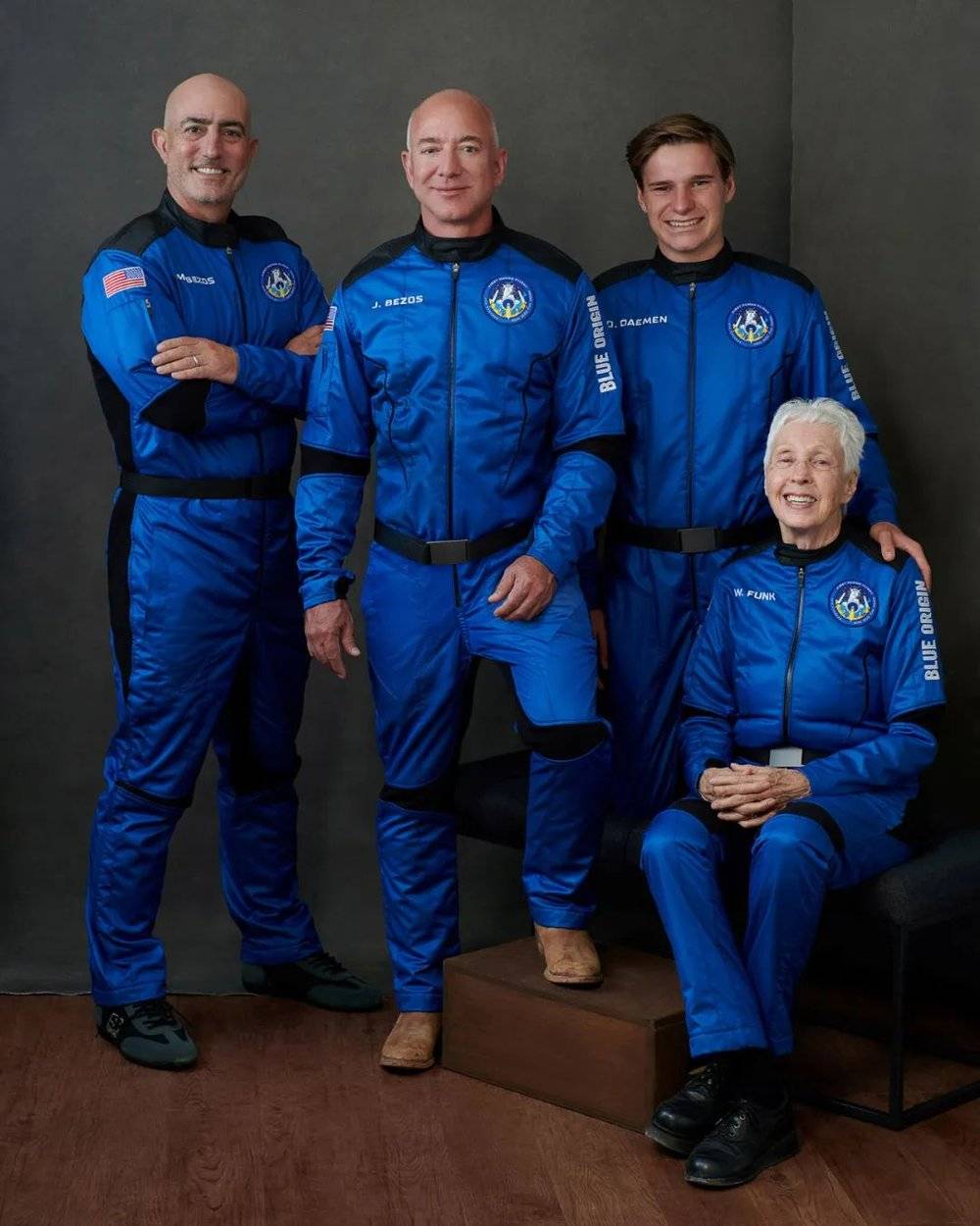 贝索斯（左二）和一起太空旅行的宇航员，左一是贝索斯的弟弟，另外两个是18岁的青年戴曼和82岁的芬克。贝索斯搭乘的火箭是自己公司蓝色起源的火箭“新谢泼德号”（New Shepard），该火箭当天从美国得克萨斯州发射，触达106公里的太空。贝索斯的旅行打破了过去最年长和最年轻的宇航纪录，也是世界首富第一次太空旅行。然而，由于只是刚刚进入太空几分钟就回来，贝索斯遭到了马斯克的嘲笑。图片来源：视觉中国