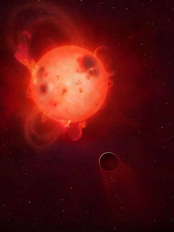 开普勒438b（Kepler-438b）与其母星开普勒438的设想图。该星球曾经被视作宜居星球，然而最新的天文观测表明，由于其母星十分活跃且伴随超级耀斑现象，该行星存在生命的可能性几乎为零。图片来源：sci-news.com