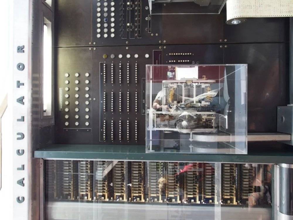 世界上第一台编程计算机Mark I（田松2017年摄于哈佛大学科学中心）<br>