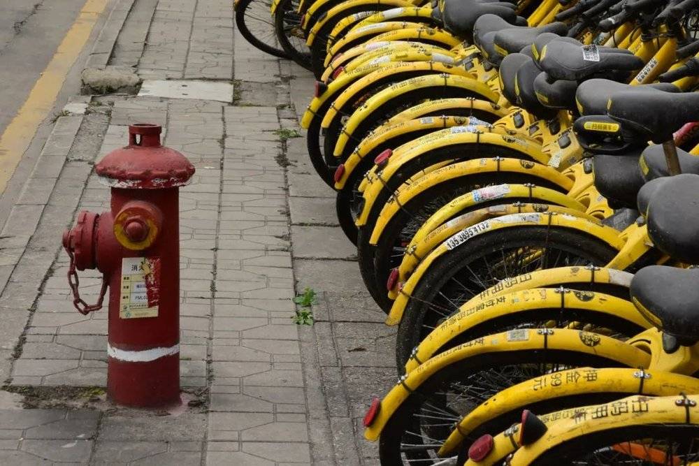 都市里废弃的共享单车与消防栓（田松2018年摄于深圳）<br>