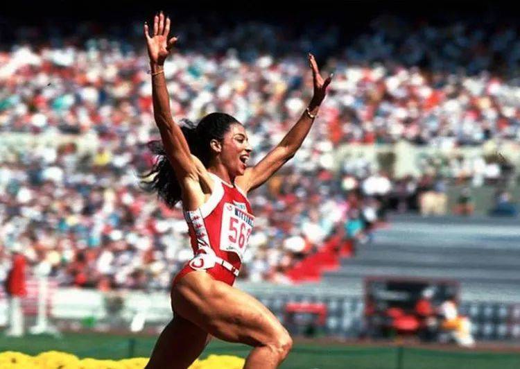 乔伊娜在汉城奥运会女子100米夺冠后<br>