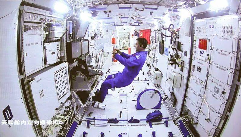 中国航天员聂海胜在天和核心舱工作。图片来源：金立旺/新华社/Eyevine<br label=图片备注 class=text-img-note>