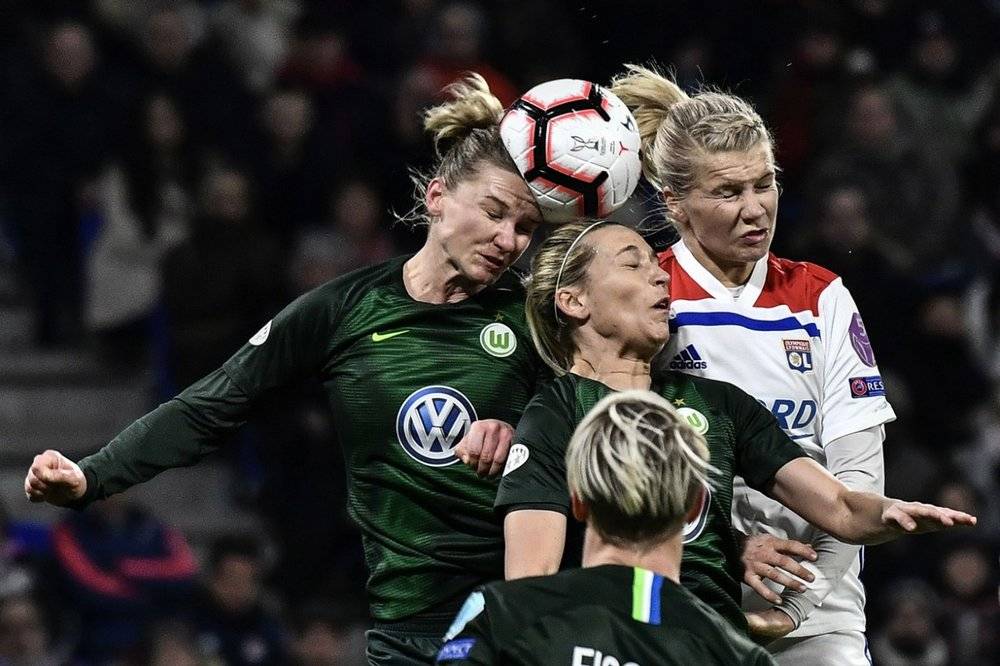 2019年3月，在法国Décines-Charpieu举行的欧足联女子冠军联赛比赛中，足球运动员头球攻门，图源：Jeff Pachoud/AFP/Getty