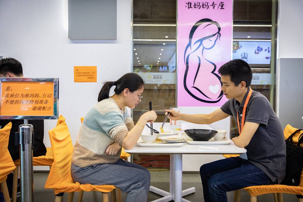 2019年4月17日，杭州，下午五点，陈钦陪着怀孕的妻子坐在食堂准妈妈专座里吃饭。图片来源：视觉中国