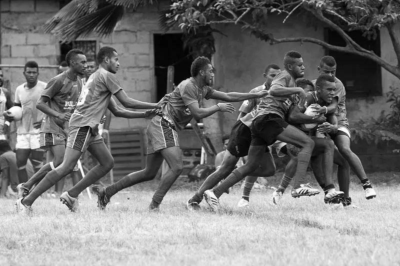 2017年5月20日，斐济，2017斐济国家橄榄球联赛西部联盟U18赛，拉瓦卡骑士vs科罗莱武橄榄球。没有专业的场地和设备，双方的青年球员一样认真对待比赛。图片：CFP<br>