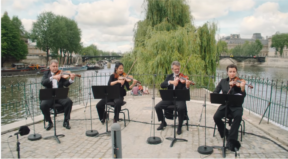 小提琴艺术家们在塞纳河畔演奏