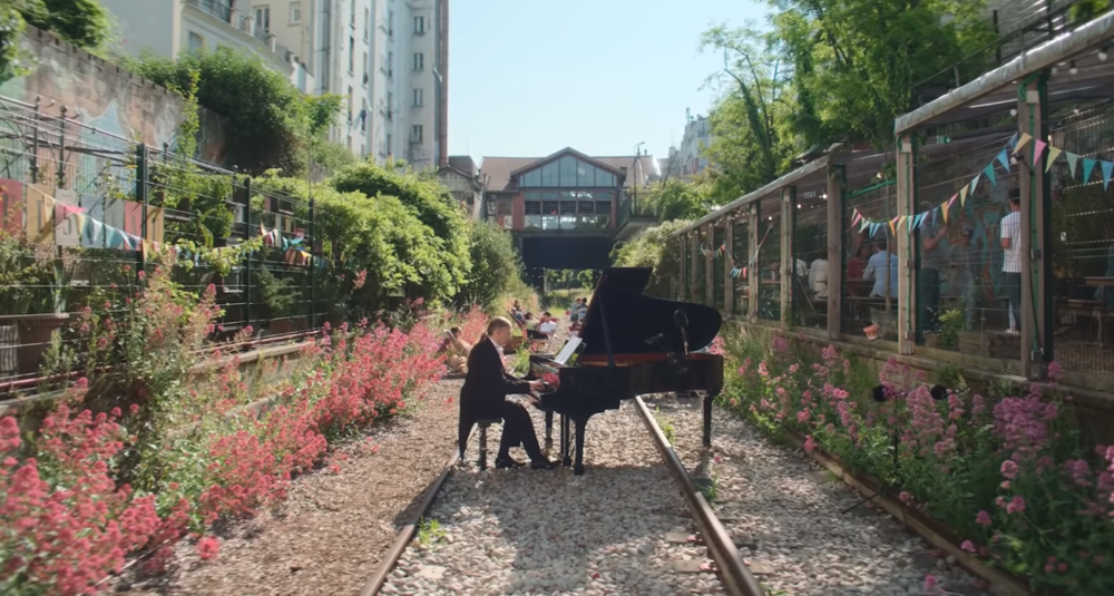 弗朗茨·米歇尔在巴黎绿荫步道上演奏