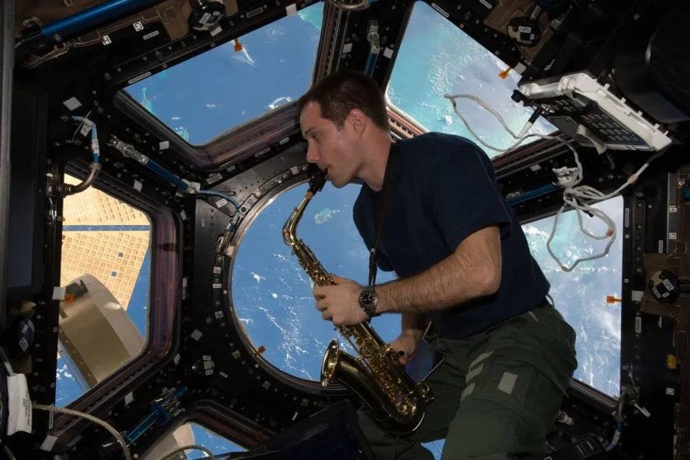 巴黎8分钟最令人印象深刻的画面之一，托马斯·佩斯凯在国际空间站演奏