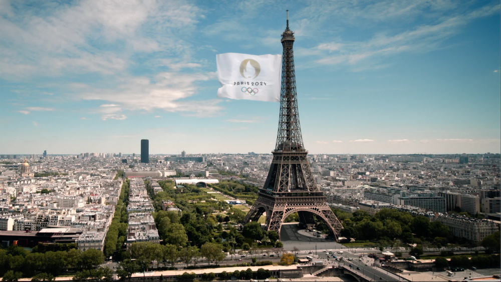 大自然母亲试图阻止巴黎在埃菲尔铁塔上进行现场直播、破纪录的展示，由于天气恶劣，在巴黎最著名的景点升起世界上最大的旗帜以结束展示的计划落空了。<br>
