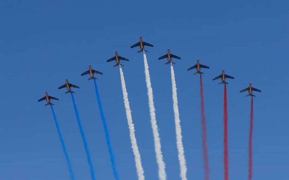 巡逻兵飞行表演队在空中描绘红白蓝三色。<br>