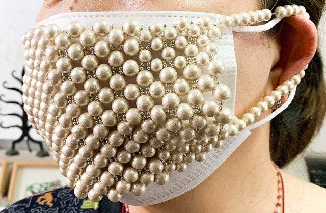 日本著名海水珍珠akoya制作的口罩，价值100万日元（约合人民币5.8万元）<br label=图片备注 class=text-img-note>