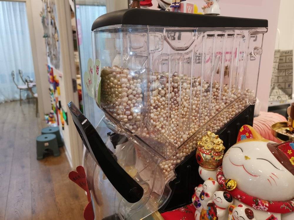 超姐店里，有一个珍珠自取售卖机，全部来自店里自开的珍珠