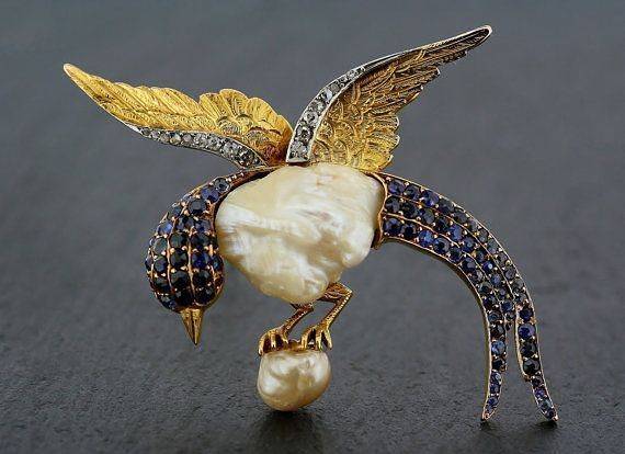 一颗异形珍珠，在巧匠的镶嵌下，化身璀璨的鸟羽