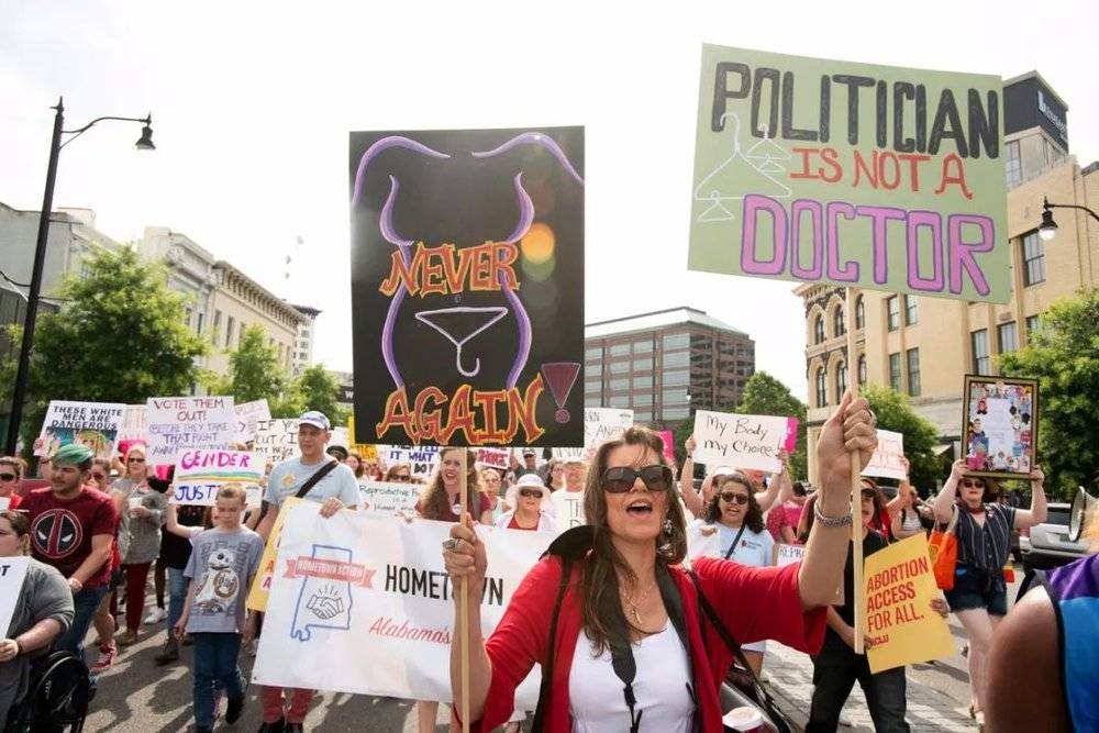 2019年5月19日，美国阿拉巴马州蒙哥马利市反对《阿拉巴马州人类生命保护法》的游行人群（来源：chinadaily.com）