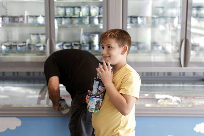 公告发布后，一个以色列男孩正在Ben & Jerry's工厂购买冰淇淋。