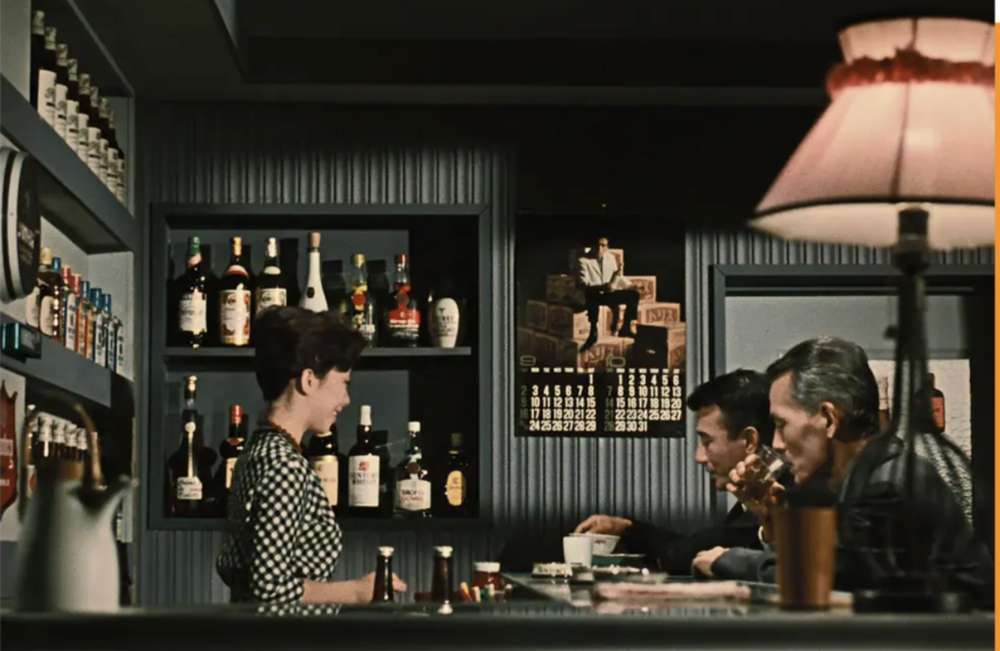 与女店主肩平齐的那一排，右一是角瓶（Kakubin），右三是三得利白札（Shirofuda）© 《秋刀鱼之味》