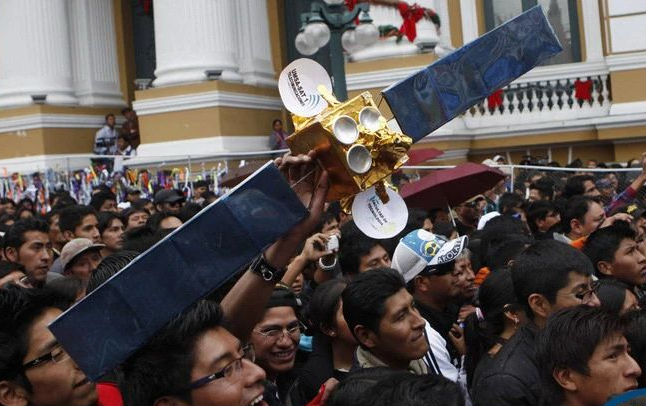 “玻星”发射成功后，走上街头庆祝的玻利维亚人民
