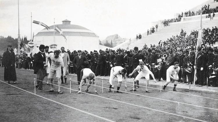 1896年雅典奥运会男子100米决赛起跑时的场景。托马斯·平克为左二选手。<br>