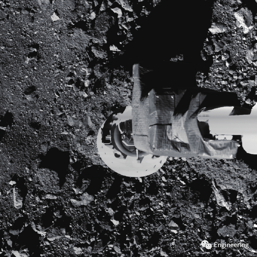 图4. OSIRIS-REx 3.4 m长的采样臂将一个餐盘大小的采样室伸入“班努”表面松散的尘埃约5 cm处，从该小行星表面采集了约400 g材料