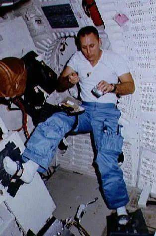1982年，一名在太空吃中餐的宇航员，图源：medicaldaily
